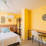 Laguito Houstel Large